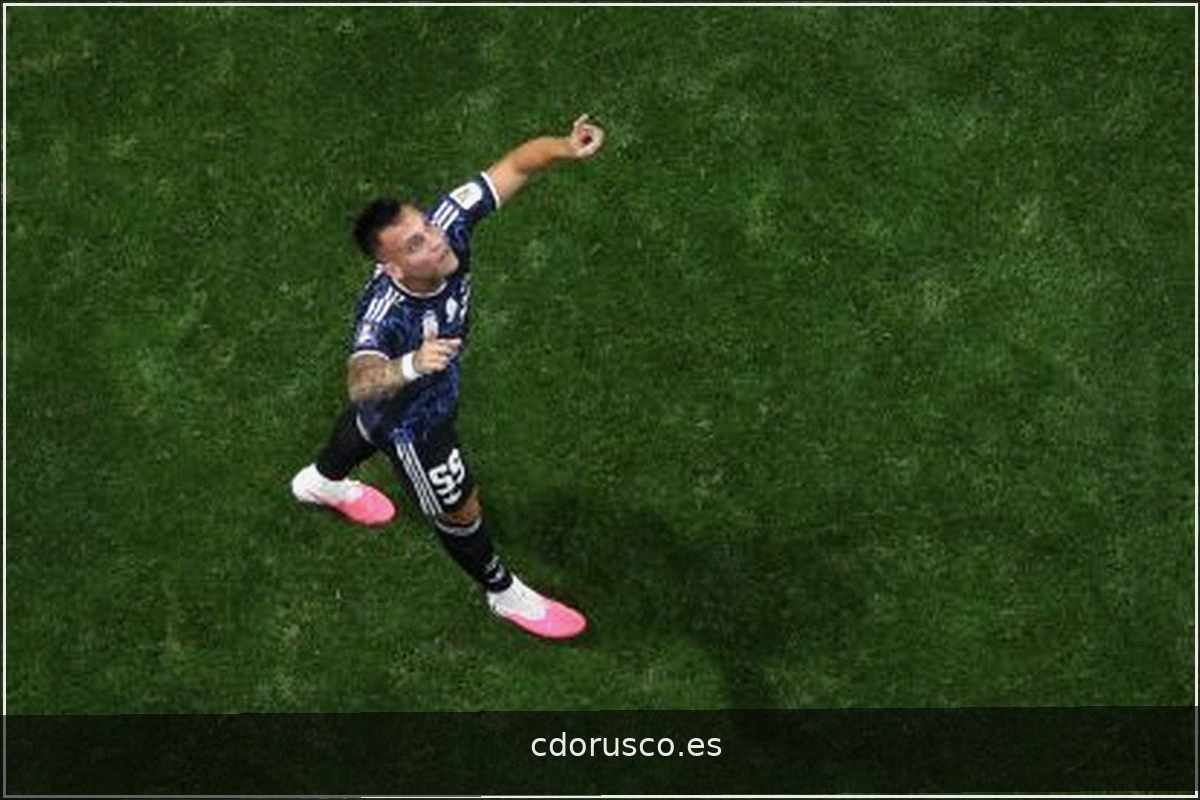 Mikel Merino comparte experiencia con Lautaro Martínez antes de la Final del Mundial